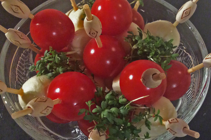 Tomate Mozzarella Spieße mit Kresse